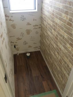 ２階のトイレのクロスです