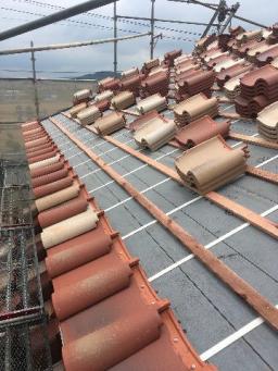 瓦を並べています