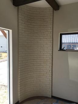 アール壁もブリック調に仕上げました